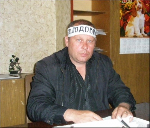 Константин Резник с повязкой "Голодовка"