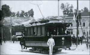 Один із перших електричних трамваїв у Львові, вулиця Святої Софії, 1894 рік. Як і по всій Австро-Угорщині, в місті діяв лівосторонній рух. Аби їхати у зворотньому напрямку, водій брав відчіпне кермо й переходив на протилежний бік вагона