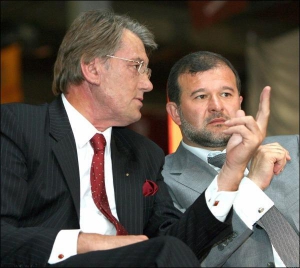 Президент Віктор Ющенко (ліворуч) та глава його секретаріату Віктор Балога на з’їзді блоку ”Наша Україна — Народна самооборона” 7 серпня 2007 року