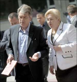 Президент Виктор Ющенко и губернатор Киевщины Вера Ульянченко 16 мая этого года разговаривают после заседания совета партии ”Наша Украина”