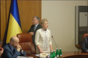 Прем’єр Юлія Тимошенко та міністр оборони Юрій Єхануров перед початком учорашнього засідання Кабміну