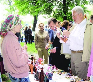 Торік на кобзарському святі у Великій Багачці був губернатор Полтавщини Валерій Асадчев. У містечку майстрів він придбав глиняну скарбничку-кота, миску для вареників та ляльку-мотанку