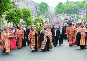 16 мая около 10 тысяч православных паломников прошли шестикилометровым крестным ходом от Западного автовокзала к Преображенского собору в Виннице