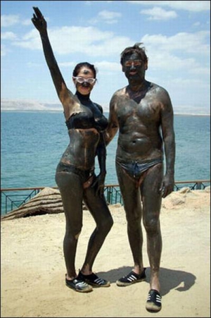 Супруги Влада Литовченко и Сергей Прокаев на побережье Мертвого моря намазывались лечебными грязями
