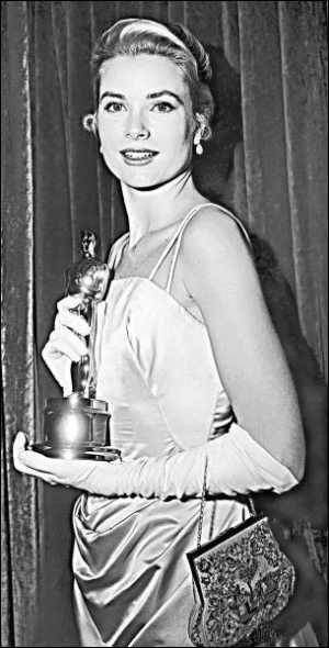 Актриса Ґрейс Келлі, майбутня принцеса Монако, отримала ”Оскара” за роль у фільмі ”Сільська дівчина” (1954). Собівартість статуетки ”Оскар” — 400 доларів. Її роблять зі сплаву олова зі свинцем, покривають міддю, далі нікелем, потім сріблом і, нарешті, 24-