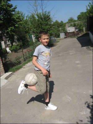 Севастиан Викторук из Жашкова на Черкащине набивает мяч на улице родного города. Его рисунок жюри конкурса ”Я футбольный болельщик” признало одним из лучших