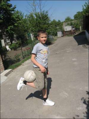Севастиан Викторук из Жашкова на Черкащине набивает мяч на улице родного города. Его рисунок жюри конкурса ”Я футбольный болельщик” признало одним из лучших
