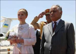 Юлия Тимошенко и Аль-Багдаді Али Аль-Махмуди в аэропорту в Триполи (Ливия), в понедельник, 25 мая 2009 года 