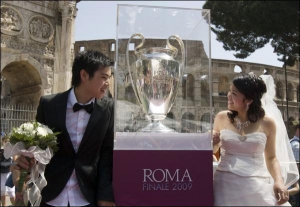 Кубок чемпионов в прошлую субботу прибыл в Рим и был выставлен возле Колизея