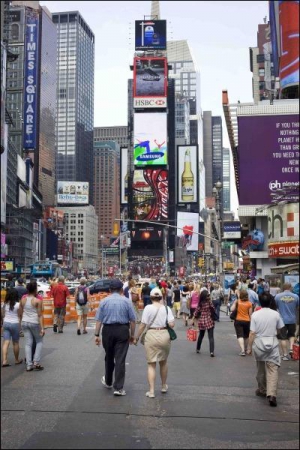 Площа Таймс Сквер у центрі Нью-Йорка стала пішохідною з другої години дня 25 травня. Мер міста Майкл Блумберг гарантує, що автівки не їздитимуть площею до кінця року