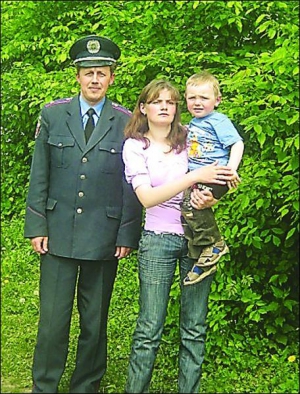 Начальник штабу громадських зв’язків Зборівської міліції Сергій Дюдюк (ліворуч) із Степаном і його матір’ю Наталею