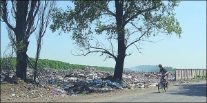 Свалка бытовых отходов на подъезде к поселку Ярмолинцы Хмельницкой области. Она постоянно горит в нескольких местах