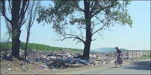 Свалка бытовых отходов на подъезде к поселку Ярмолинцы Хмельницкой области. Она постоянно горит в нескольких местах