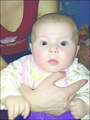 Вікторія Пукаляк на руках у матері 22 березня цього року. Дівчинка народилася торік 10 грудня, померла рівно за п’ять місяців — 10 травня