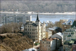 Дом в стиле английской готики на Андреевском спуске в Киеве называют ”Замком Ричарда Львиное Сердце”. Но король Ричард І, правивший Британией в ХІІ веке, никогда не бывал в Киеве. Название выдумал писатель Виктор Некрасов.