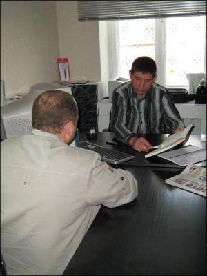 Приватний детектив Олександр Підопригора приймає у вінницькому офісі відвідувача. Чоловік просить допомогти йому розшукати армійського товариша, з яким служили у Росії