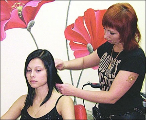 Парикмахер салона красоты ”Ева” Галина наращивает волосы черкащанке Елене. Выпускница говорит, высокую прическу на балл делать не будет. Хочет простую и красивую укладку