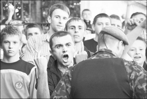 26 мая разъяренный болельщик футбольного клуба ”Львов” непристойным жестом провожает футболистов ”Карпат” в раздевалку после матча на стадионе ”Украина” во Львове