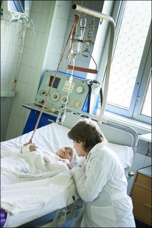 Запоріжанка Юлія цілує сина — 4-річного Віталія у міській лікарні. Хлопчик упав з п’ятого поверху на бетонну плиту і вижив