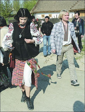 На етнофестиваль ”Країна мрій” співак Олег Скрипка із дружиною Наталею одягаються у вишиванки  