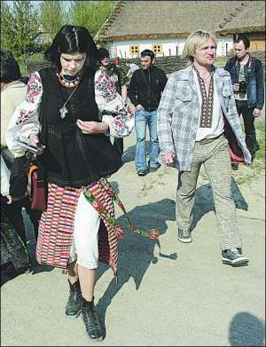 На этнофестиваль ”Країна мрій” певец Олег Скрипка с женой Наталией одеваются в вышиванки 