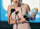 Моли Сайрус получает премию Лучшая песня из кинофильма за композицию The Climb из фильма Ханна Монтана: Кино