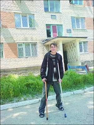 Виталий Зубков из города Ладыжин Винницкой области рядом с общежитием. В 2005-ом он выпал из окна четвертого этажа