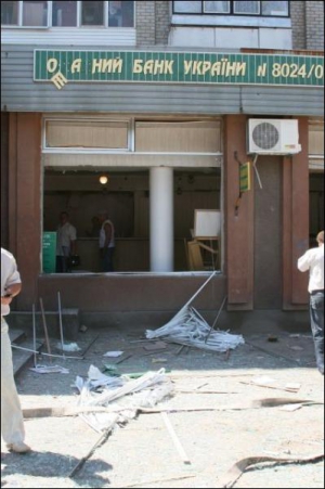 Вибухова хвиля розбила вікна в ощадкасі у Мелітополі Запорізької області, перевернула розташовані поряд торгові кіоски