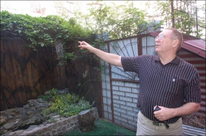 Дмитрий Выдрин во дворе своего дома во время интервью