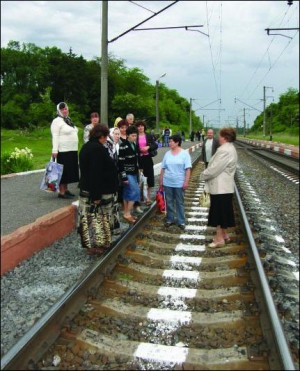 Мешканці села Яришівка Тиврівського району Вінниччини стоять на залізничному полотні. Обіцяють знову перекрити рух електропотягів до обласного центру, якщо ті не зупинятимуться на станції ”Яришівка”