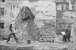 Робітники археологічної служби працюють біля аварійного будинку на вулиці Федорова, 28 у центральній частині Львова. Ця пам&#39;ятка архітектури XVI століття завалилася у ніч на суботу