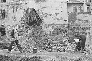 Рабочие археологической службы работают у аварийного дома на улице Федорова, 28 в центральной части Львова. Эта достопримечательность архитектуры XVI века завалилась в ночь на субботу