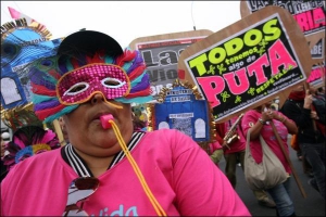 Проститутка Анжела Вилон вместе с коллегами протестует на улицах Лимы против тяжелых условий труда