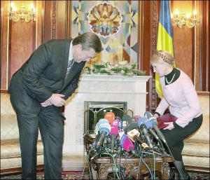 Лидер Партии регионов Виктор Янукович и премьер-министр Юлия Тимошенко во время встречи в Киеве 25 декабря 2007 года