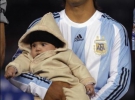 Серхіо Агуеро зі своїм сином і внуком Марадони Бенджаміном