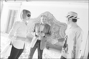 Бизнесмен Виктор Пинчук (в центре) с женой Еленой Франчук и художником Ильей Чичканом во время открытия Украинского павильона на фестивале современного искусства биеннале в Венеции