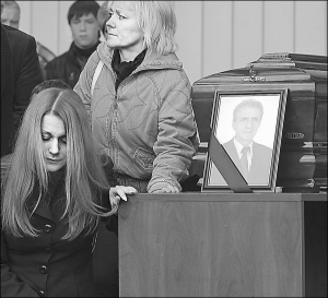 Племінниця Лева Броварського Наталя (праворуч) із подругою Соломією прощаються з колишнім футболістом львівських ”Карпат” на стадіоні ”Україна” в суботу, 6 червня