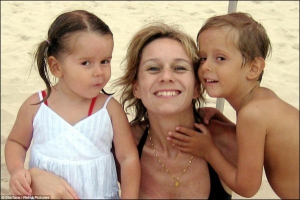 Крістін Шнабль із дітьми — 5-річним Філіппом (праворуч) та 3-річною Селін. Жінка із сином загинули в авіакатастрофі