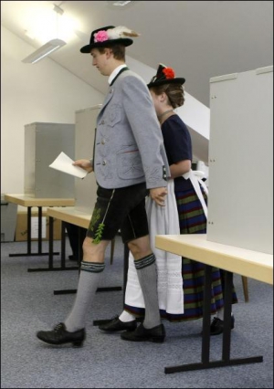 Жители южно-немецкой земли Баварии пришли голосовать в воскресенье на избирательный участок одетые в народные костюмы. На выборах в Европарламент в Германии победила правящая партия Христианско-демократический союз, которую возглавляет канцлер ФРГ 54-летн