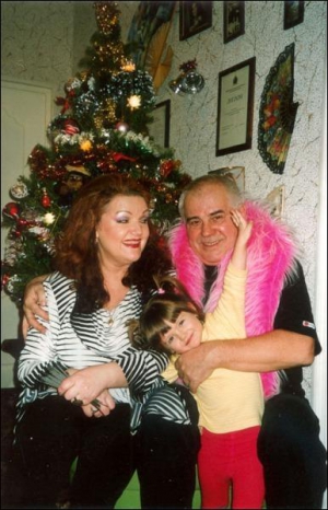 Молдавская певица Надежда Чепрага с мужем Евгением Литвиновым и племянницей празднуют Новый, 2003 год в квартире в Москве
