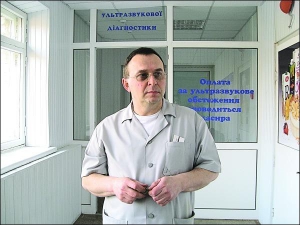 Врач Юрий Яворский возле своего ”Центра здоровья” в роддоме №1 Черкасс. Он не хочет освобождать кабинеты, в ремонт которых вложил свыше 100 тысяч гривен