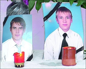 Игорь Кубрак (справа) и Анатолий Остапец в этом году окончили школу в селе Дорогинка Ичнянского района Черниговщины. Готовились к выпускному вечеру