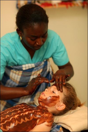 В спа-салоне ”Бабель Палас” в турецком городе Кемер шоколадный массаж для детей называют африканским. Его делают афроамериканки. Сначала тело смазывают какао-маслом, потом узорами наносят шоколадную помадку. Она сладкая на вкус