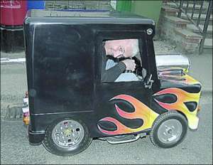 В переделанном из игрушечной машины автомобиле британский дизайнер ездит со скоростью до 64 километров в час