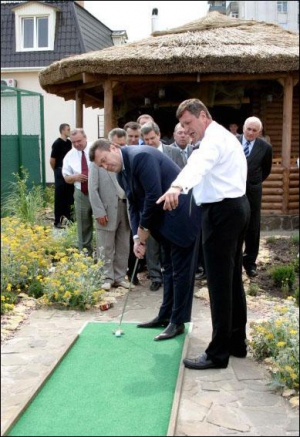 Лидер ”Регионов” Виктор Янукович на площадке для мини-гольфа в Одесской области 30 июня 2004 года
