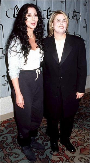 О своей нетрадиционной сексуальной ориентации американка Честити Боно рассказала матери — певице Шер (слева) в 13 лет