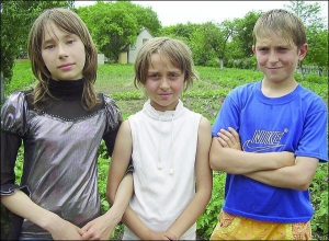 Ганну Панасовську (ліворуч), Любов Сороку та Віктора Панасовського врятували гілки верболозу