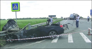 Автомобіль БМВ, у якому загинув Роман Герман, син народного депутата від Партії регіонів Ганни Герман. Іномарка вибила задній міст у вантажівки ”мерседес” (на задньому плані). У легковика знесло дах. Фото самого Романа дістати не вдалося