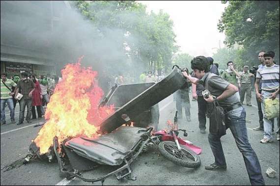 Учасники антиурядового мітингу в іранській столиці Тегерані палять мопед. Вони не згодні з результатами президентських виборів