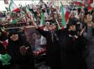 На митинге в столице Тегеране сторонники действующего президента Махмуда Ахмадинежада скандируют: ”Ахмади, мы любим тебя!”